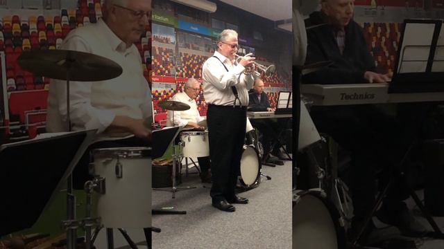 Beautiful lilting cornet artistry by Mike Henry on Hoagy Carmichael's 'New Orleans' смотреть онлайн