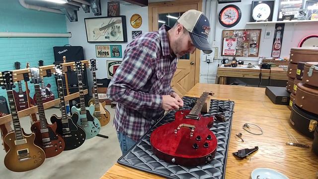 Pickup Change in a Gibson Les Paul Studio смотреть онлайн