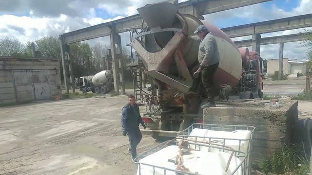 РАБОТА НА МИКСЕРЕ ЧИСТИМ ОТ БЕТОНА смотреть онлайн