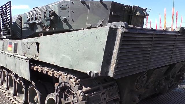 Москва. Трофейный немецкий танк 2А6 "Леопард" в парке Победы на Поклонной горе. (2)