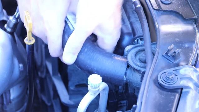 2008 Hyundai Elantra - Upper Radiator Hose Replacement смотреть онлайн