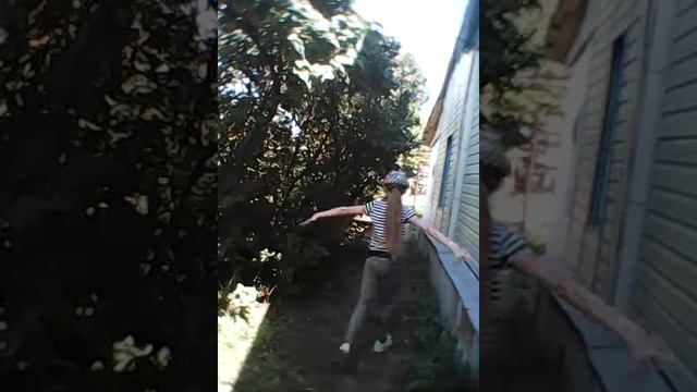 Прикольный танец девочки в шляпе смотреть онлайн