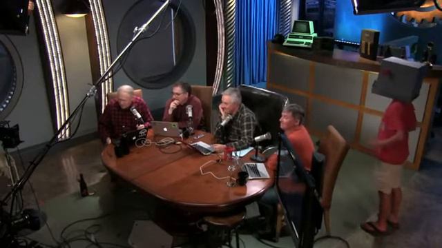 TWiT Harlem Shake Remix (Leo Laporte breaks table) смотреть онлайн
