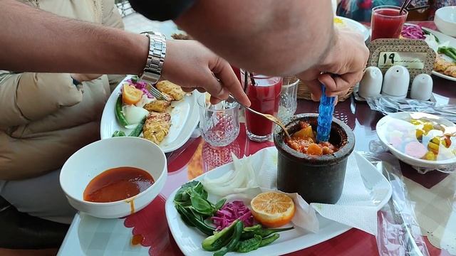 Иранский суп абгушт подают с щипцами и какой-то колотушкой