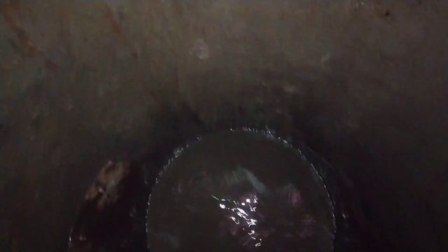 РЕМОНТ колодца со смещением и разрывом шахты. Неудачно кто-то почистил. смотреть онлайн