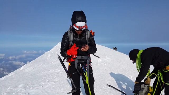 На вершине МонБлана At the top of Mont Blanc 4810m смотреть онлайн