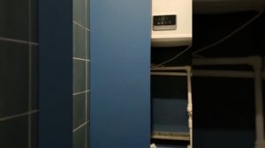 Сантехнический шкаф над инсталляцией в туалете.