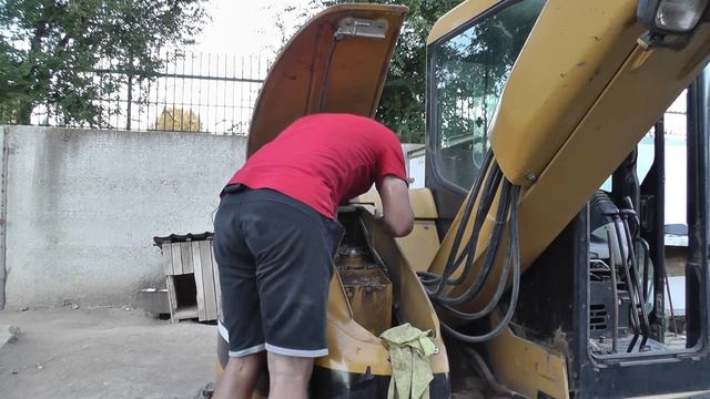 Замена масла. Мини экскаватор Cat 305sr. смотреть онлайн