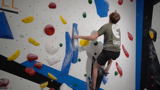 Can Louis FLASH a WHOLE CLIMBING GYM?! смотреть онлайн