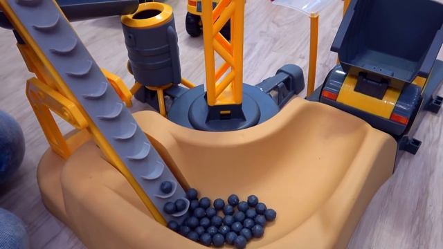 Funny Kids купили САМЫЙ БОЛЬШОЙ Конструктор! Unboxing and assembling the GIANT Construction for kid смотреть онлайн