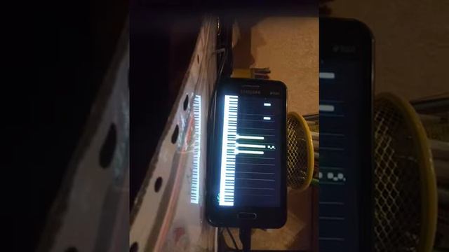 мой друг смотрит как играют на пианино смотреть онлайн