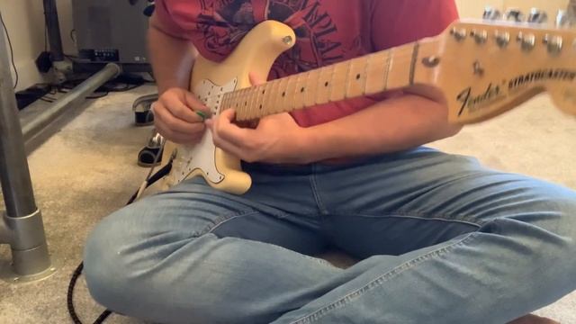 E Maj jam on a YJM Strat смотреть онлайн