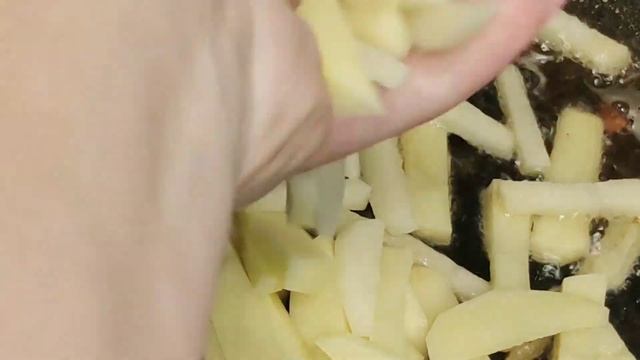 Как жарить картошку что бы просили ДОБАВКУ.Картошка Жареная на сале. смотреть онлайн