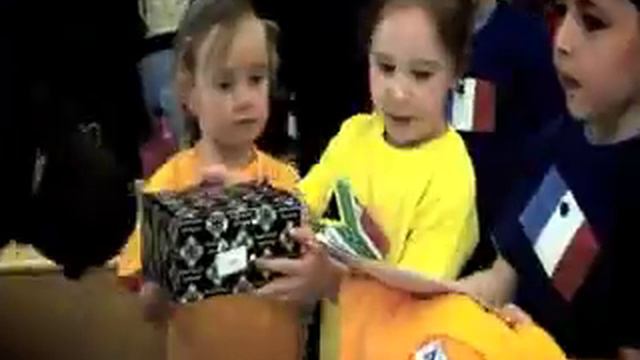 Aaron Visits Rainbow Nursery смотреть онлайн