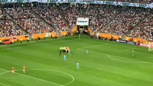 Шустрый зритель! Болельщик выбежал на поле во время игры Россия - Сан-Марино смотреть онлайн