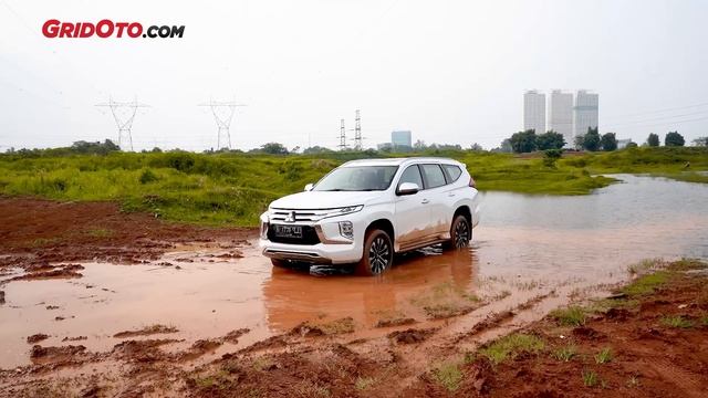 Sesi Off-road Fortuner 2.8 4x4 vs Pajero Sport Dakar Ultimate 4x4 | Komparasi | GridOto смотреть онлайн