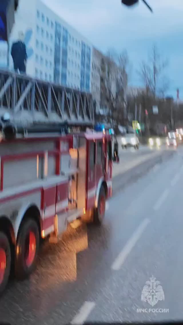 В продуктовом магазине загорелась телега с картоном смотреть онлайн