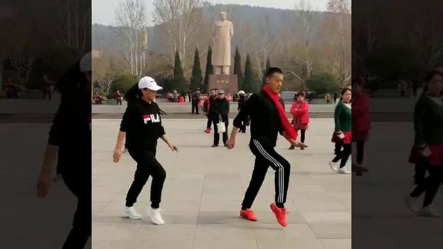 Wei Jia is a guide to trolling dance, Me and You version I hope everyone will implement it and sta смотреть онлайн
