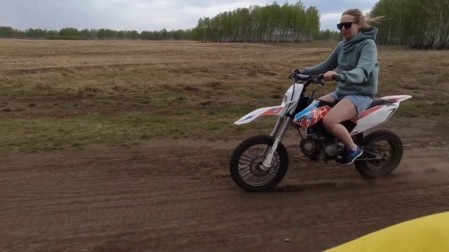Оля на питбайке. YCF Biggi смотреть онлайн