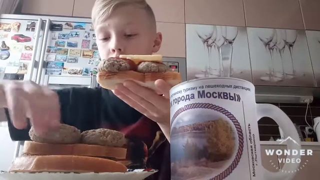 Сделал большой бургер(сэндвич) и съел его. смотреть онлайн
