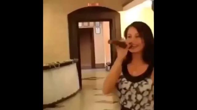 Мальчик практикует супер отжимания. Круть! смотреть онлайн