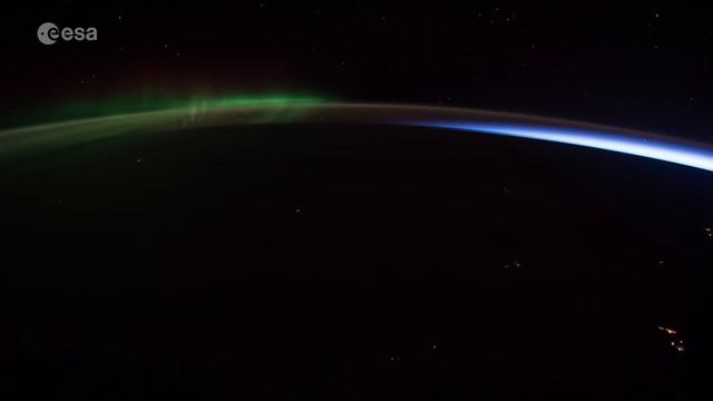 Aurora fleeing the rising Sun смотреть онлайн