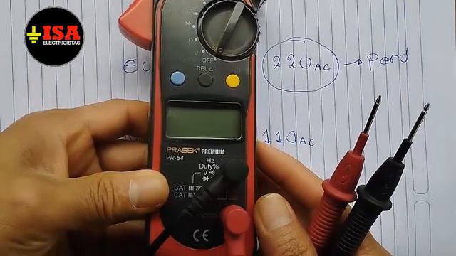 Cómo saber si el voltaje de un tomacorriente es110v o 220 voltios