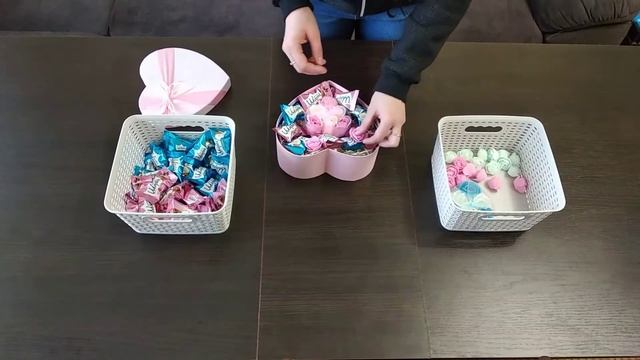 Как сделать шляпную коробку с розами и конфетами. Флористика. смотреть онлайн