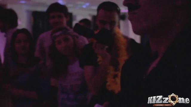 Вечеринка в стиле хиппи, номер с копами смотреть онлайн