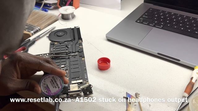 MacBook Pro A1502~sound output stuck on headphones