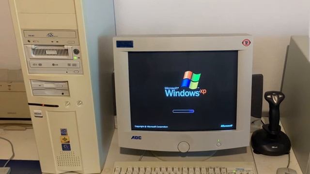 Startup of a 20 Year old Windows XP computer смотреть онлайн