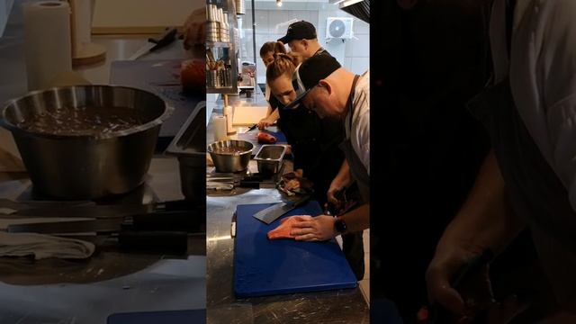 РАЗДЕЛЫВАЮ РЫБУ 'КИНМЕНДАЙ' КРАСНЫЙ ГЛУБОКОВОДНЫЙ ОКУНЬ, ВКУСНОЕ САШИМИ ? смотреть онлайн