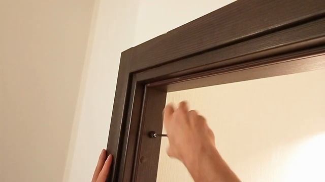 Как установить распорный турник