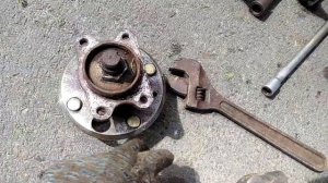 Снятие и смазка подшипников задней ступицы Хендай Соната 2004