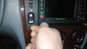 Снятие  магнитолы мерседес мл w163 рестайлинг без спец ключа.
