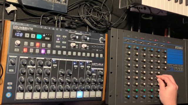 Tama Techstar & Arturia Drumbrute jam - Using Techstar as a module with Drumbrutes individual outs смотреть онлайн