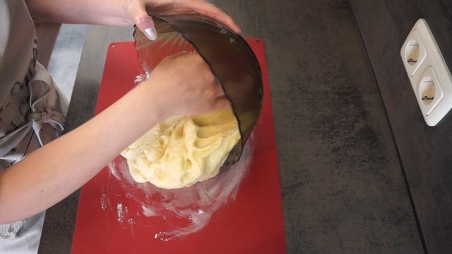 ВОЗДУШНЫЕ СДОБНЫЕ РОГАЛИКИ С БЕСПОДОБНОЙ НАЧИНКОЙ ИЗ КУРАГИ И ГРЕЦКИХ ОРЕХОВ смотреть онлайн