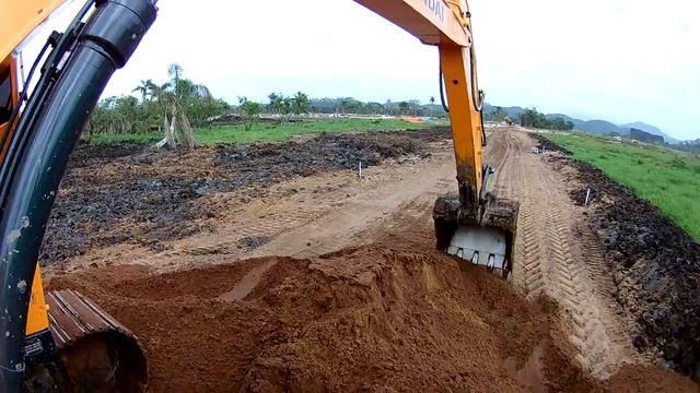 Escavadeira hyundai 140 espalhando areia no grede na rua.. смотреть онлайн