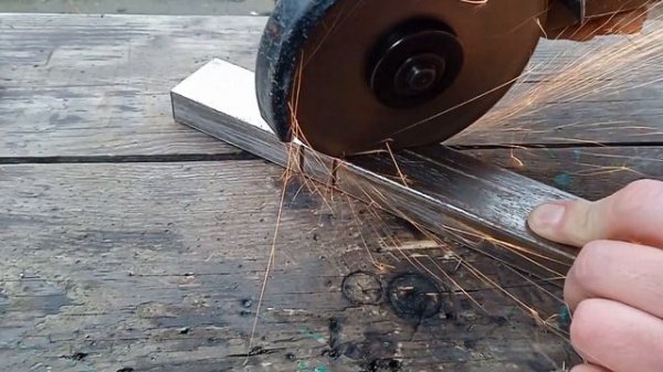 КАК СОГНУТЬ ПРОФИЛЬНУЮ ТРУБУ под угол 90 градусов.Отличный способ!