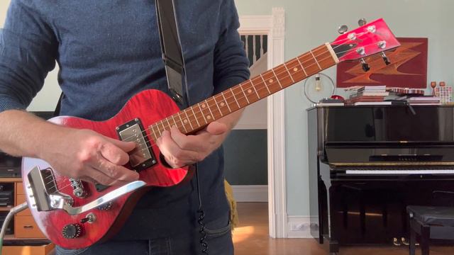 Electric baritone ukulele - Gibson '61 pickups смотреть онлайн
