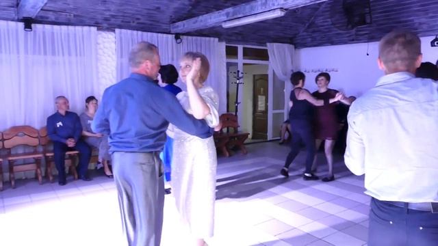 А НА НАШІЙ ВУЛИЦІ - ВЕСІЛЬНА ПОЛЬКА. ГУРТ РОСА 2021. @narodni_pisni смотреть онлайн