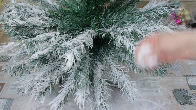 Как сделать заснеженную ёлку из старой зеленой / Ёлка в снегу своими руками на Новый Год 2021 смотреть онлайн