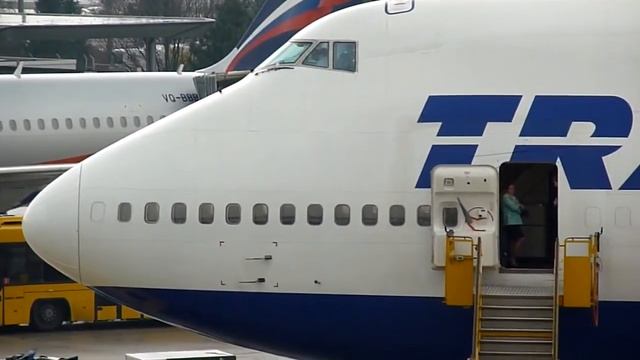View from the Salzburg airport terrace with a Transaero B747-200 on the apron смотреть онлайн