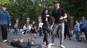 ПОДНИМИ ГИРЮ И ПОЛУЧИ ДЕНЬГИ! ПРОВЕРКА ПРОХОЖИХ // ШОУ ИЗ ТОЛПЫ #1