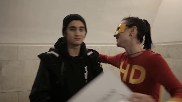 Люди в костюмах супергероев предлагают обнимашки в метро смотреть онлайн