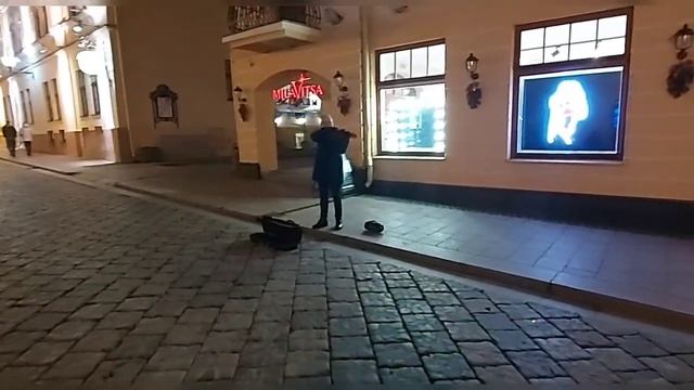 Вечерняя прогулка по Гродно. Уличный музыкант #grodno #music #oldtown