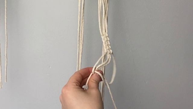 DIY macrame plant hanger tutorial | make a plant hanger without wooden hoop | boho plant decor смотреть онлайн