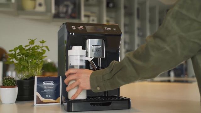 De'Longhi Eletta Explore - How to make an iced cappuccino. смотреть онлайн