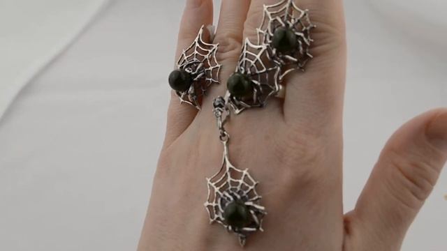 Комлект украшений Паучки на паутине смотреть онлайн