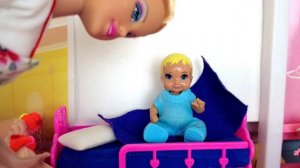 УЛОЖИЛ ВОСПИТАТЕЛЯ СПАТЬ🤣🤣 В САДИКЕ Катя и Макс веселая семейка! Куклы Барби истории ДАРИНЕЛКА ТВ